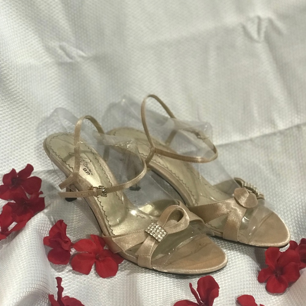 Gold kitten heel opened toed women’s shoe. Size 8.